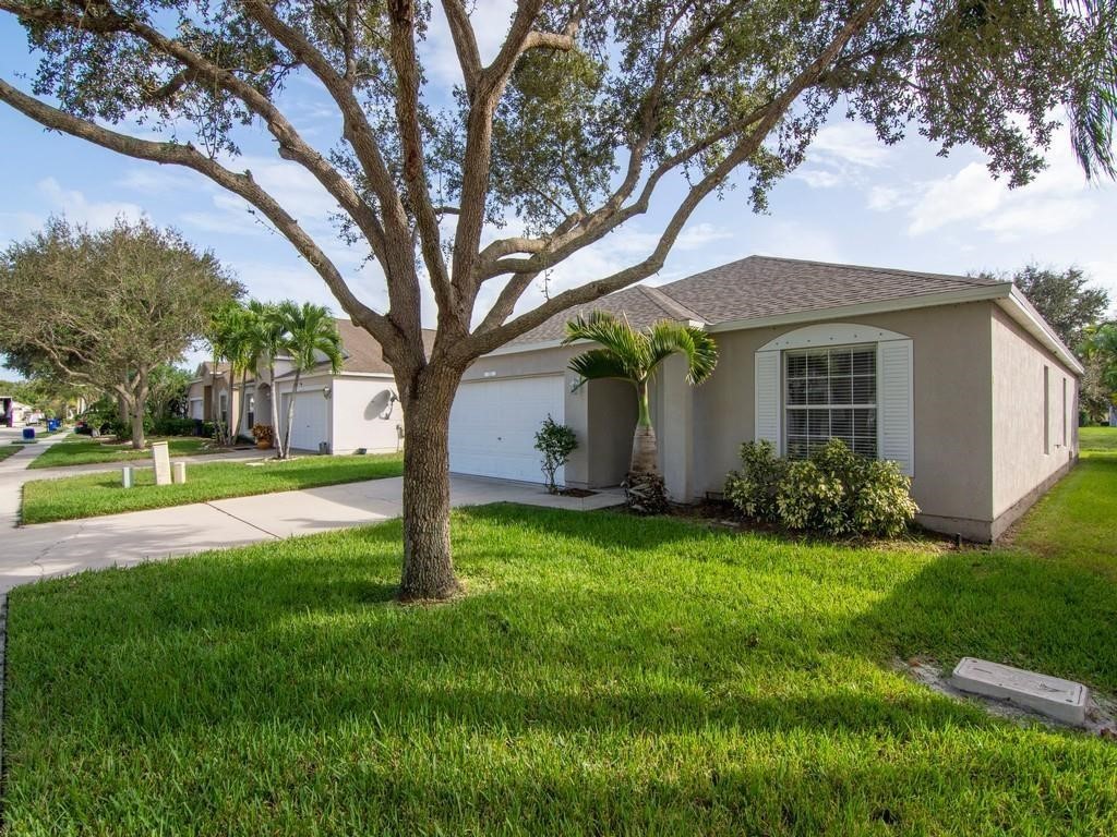 a view of a house with a yard