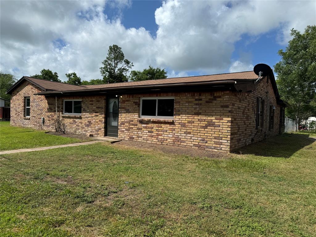 a front view of house with yard