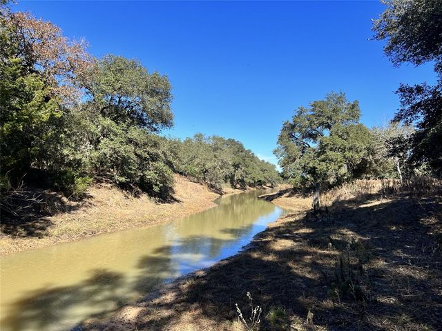 $185,000 | 270 Cr 120 Hallettsville Tx 77964