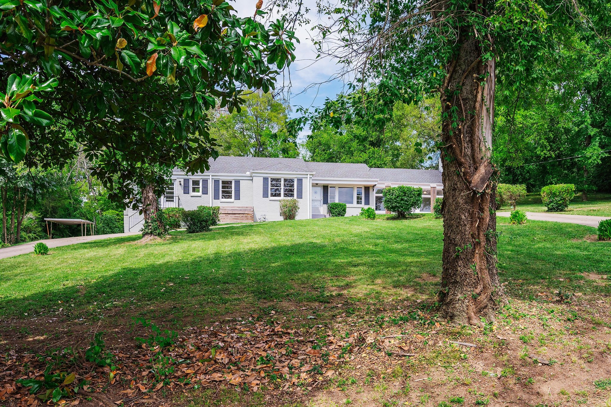 a view of a house with backyard and garden