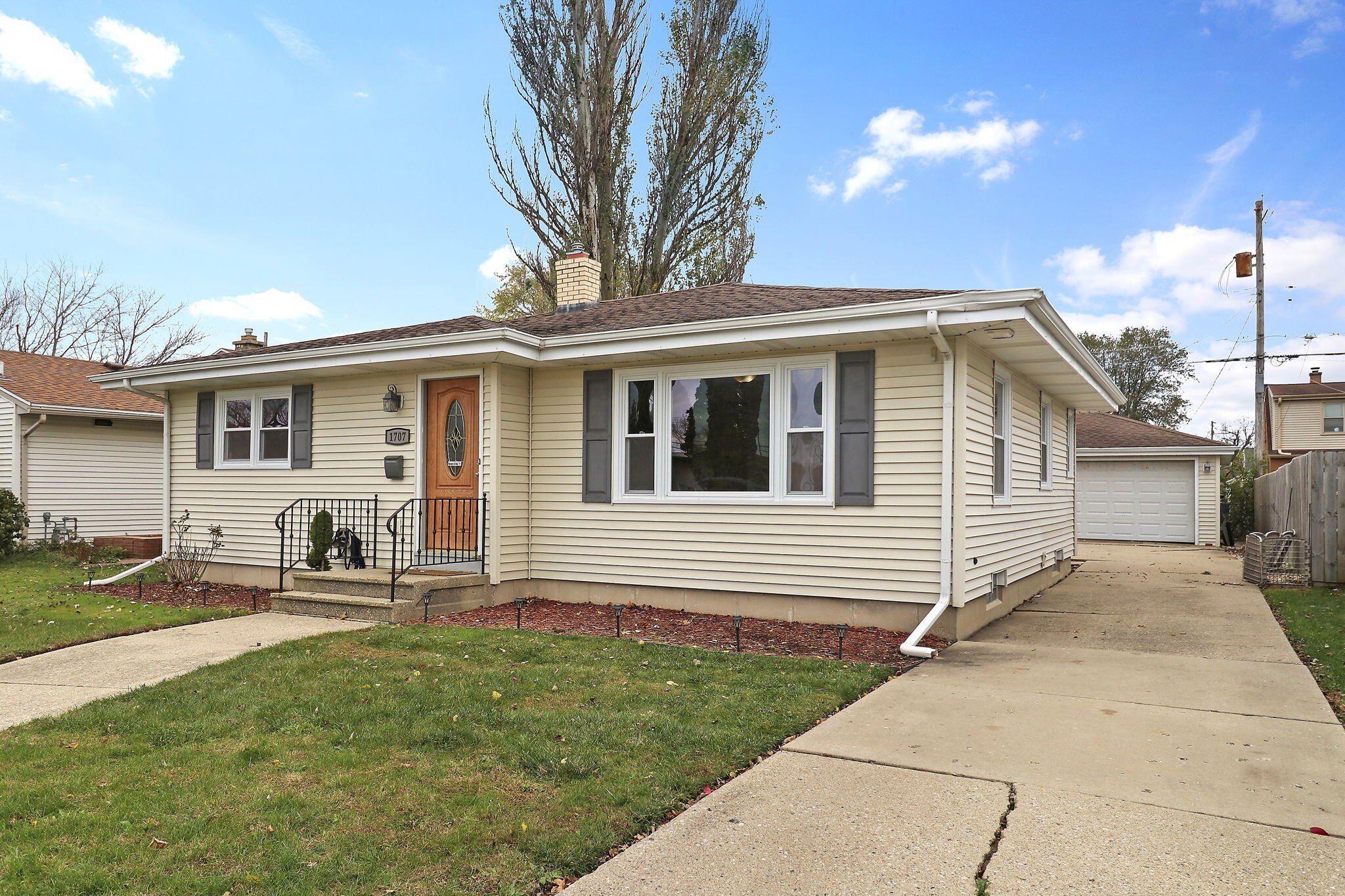 1-web-or-mls-M- 1707 25th St., Kenosha,