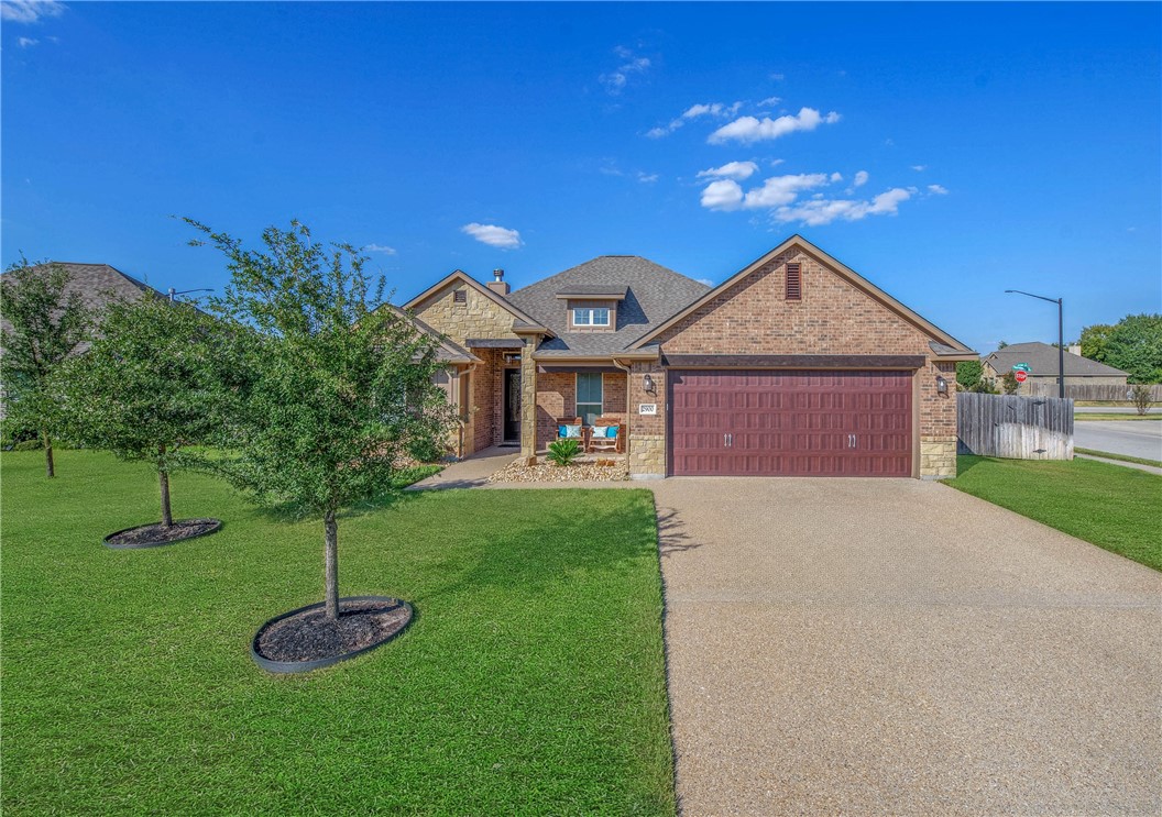 View of front facade featuring a front yard and a