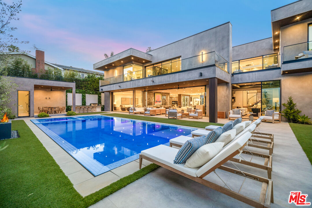 a view of an chairs and tables in the back yard