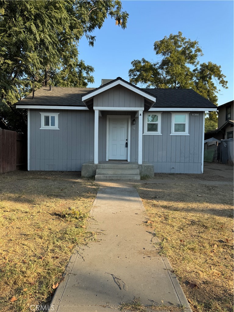 a view of a house with a yard