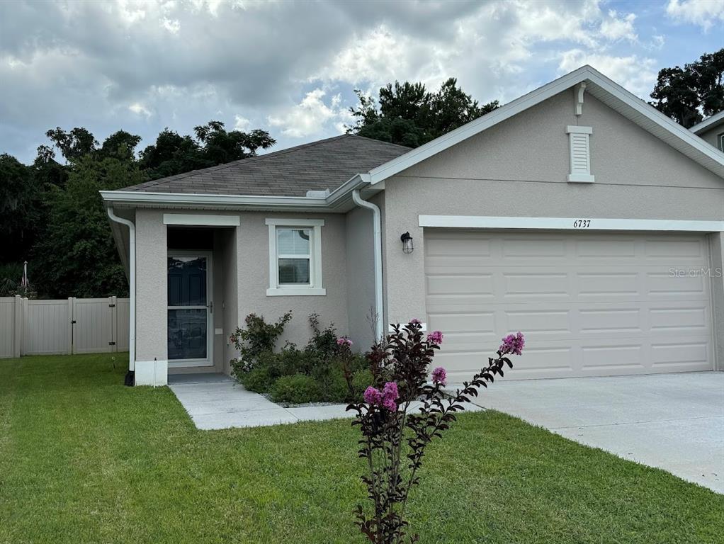 a view of a house with a yard