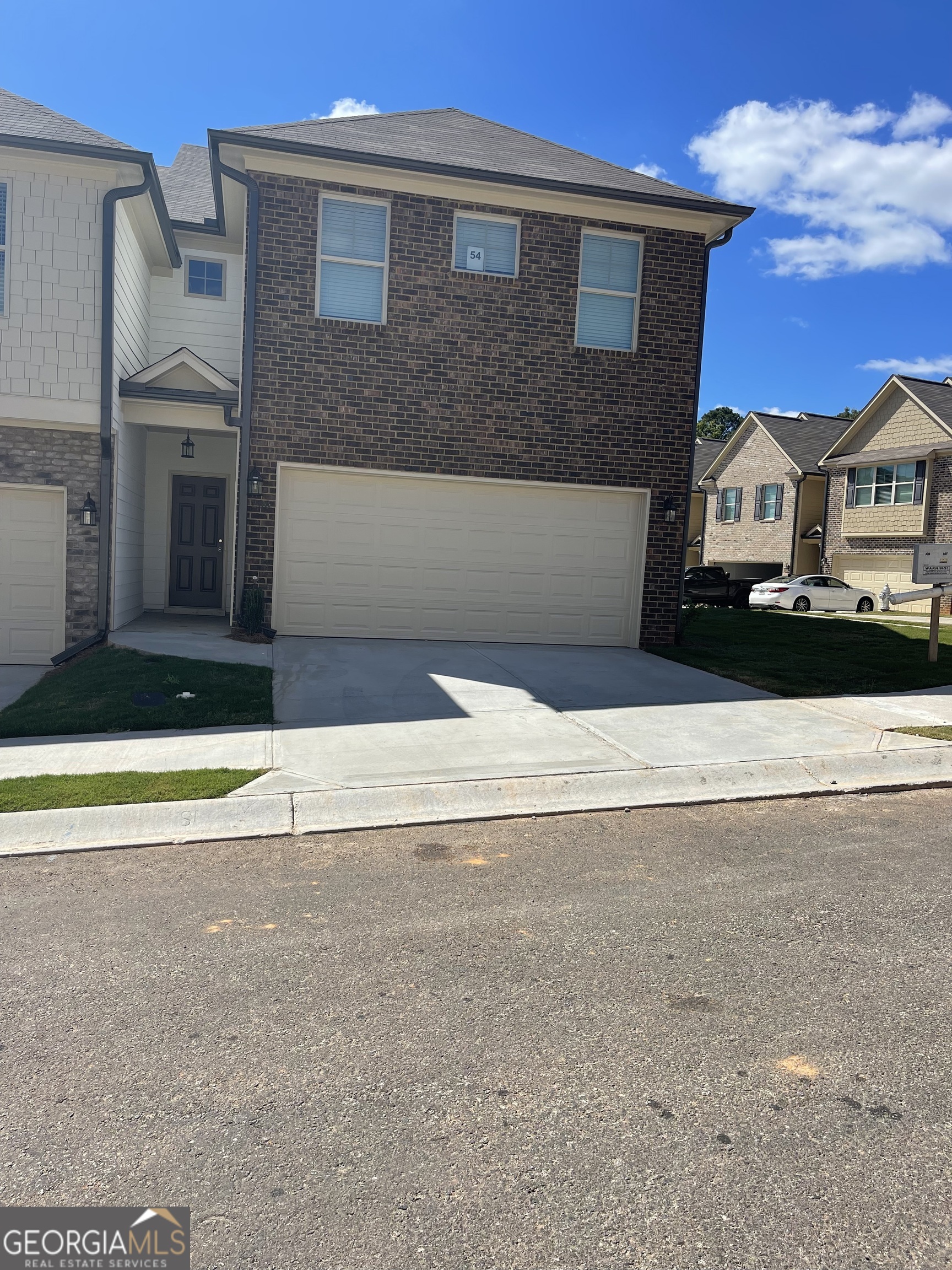 ALL BRICK FRONT END UNIT!  2 CAR GARAGE.