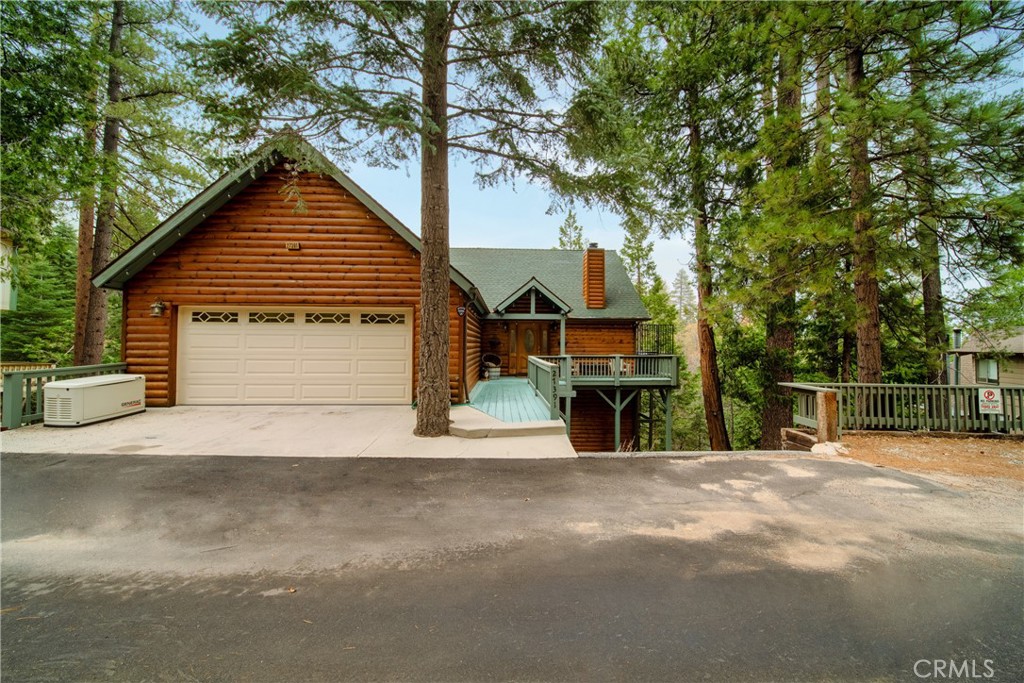 a view of house with backyard and bushes