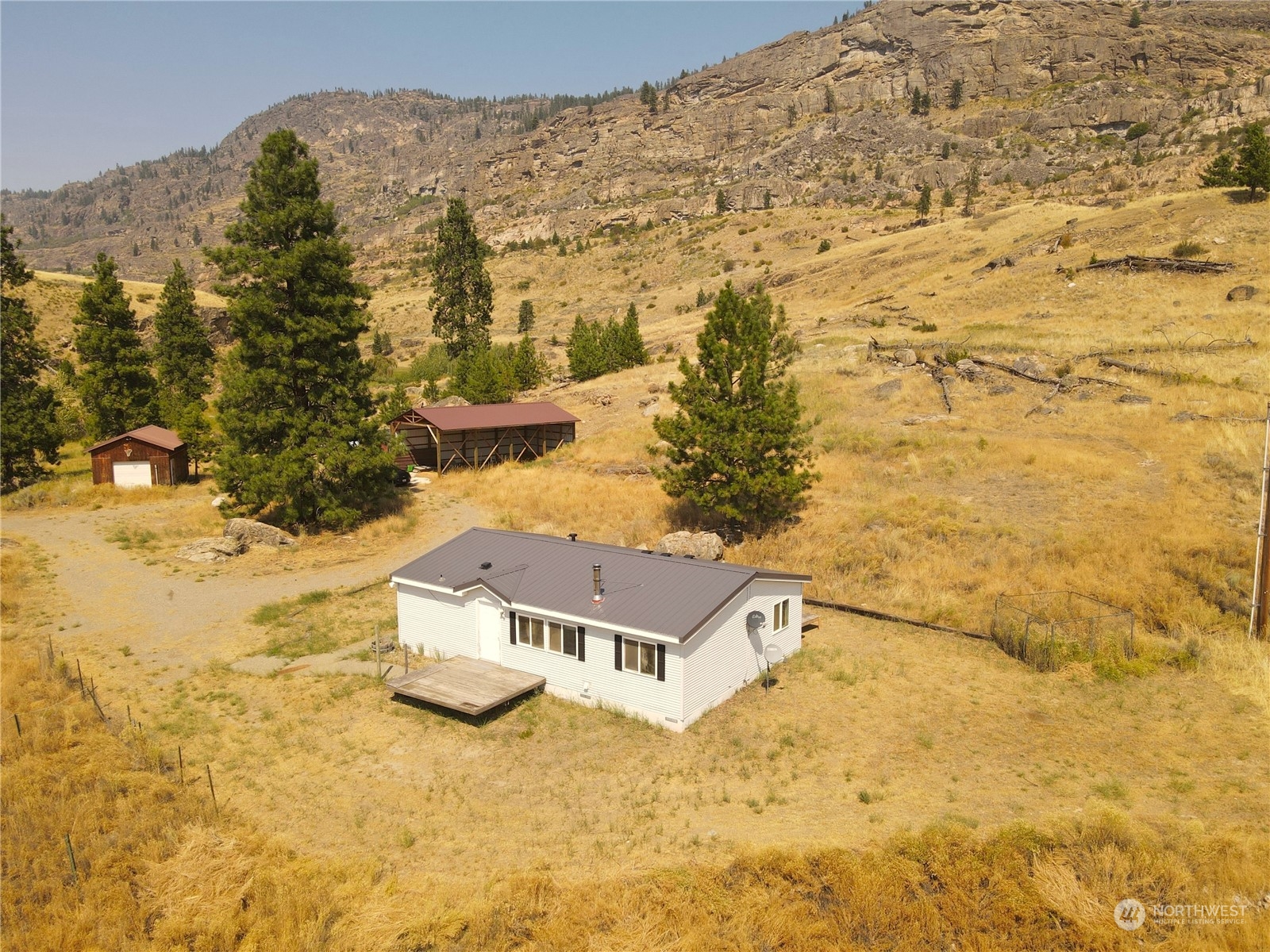 a view of houses with sky view