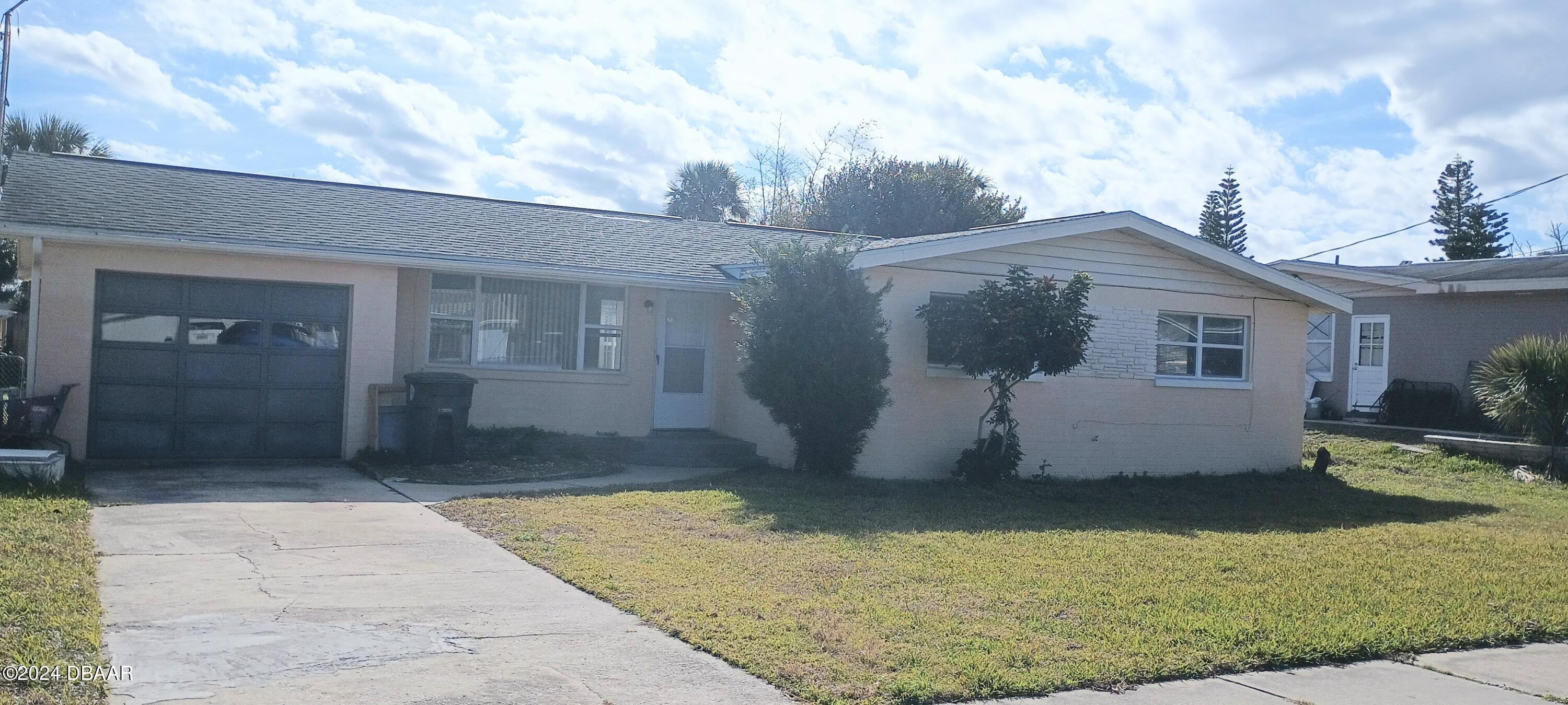 a view of a house with backyard