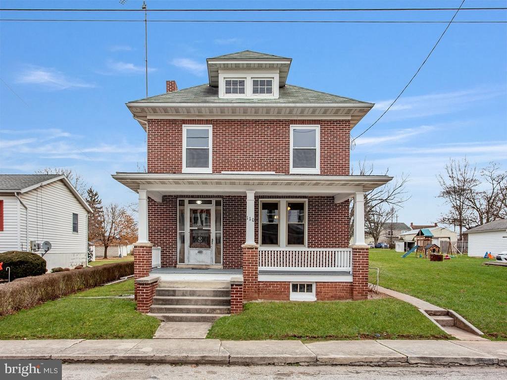 a view of a house with a yard