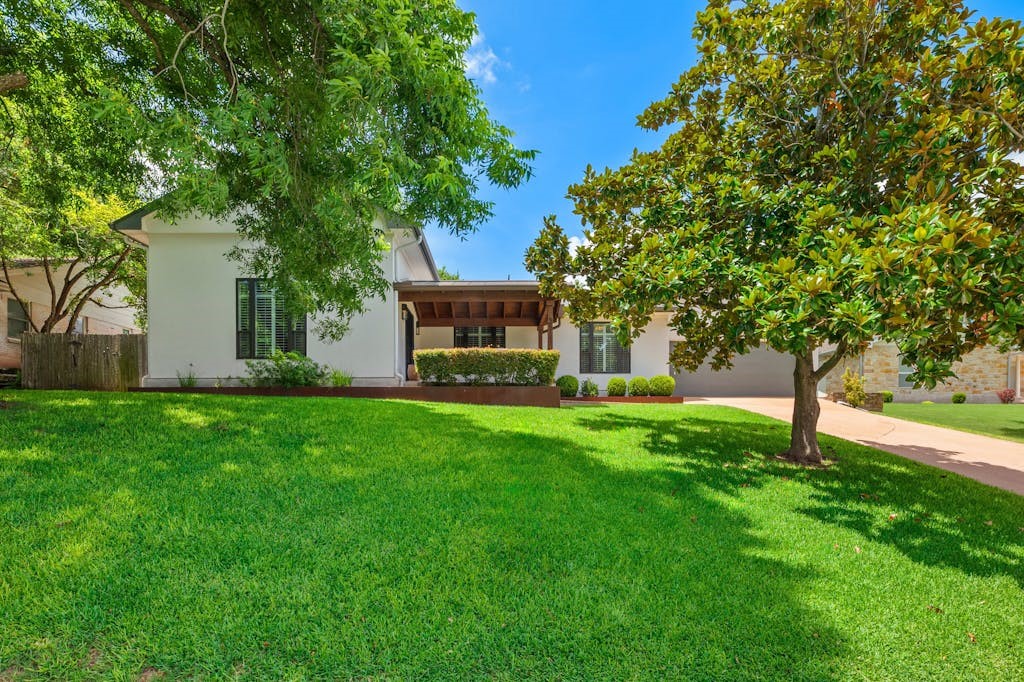 a view of a house with a yard