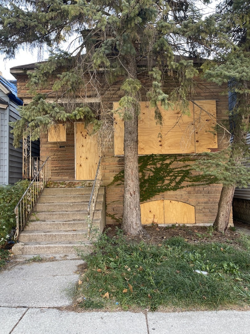 a view of a pathway of a house with a yard