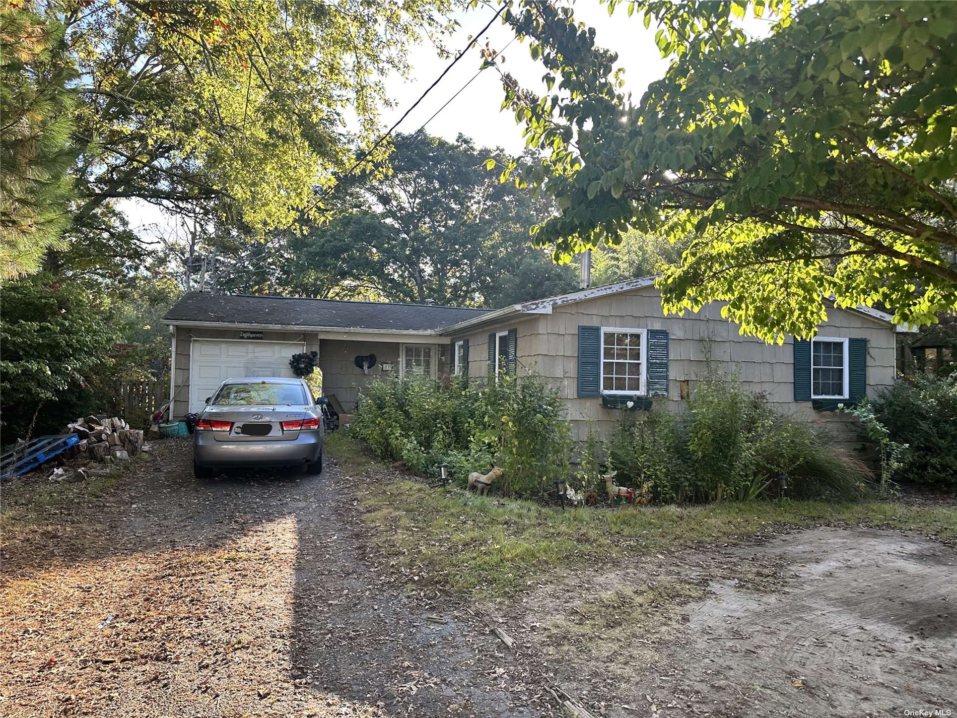 a view of a house with a backyard