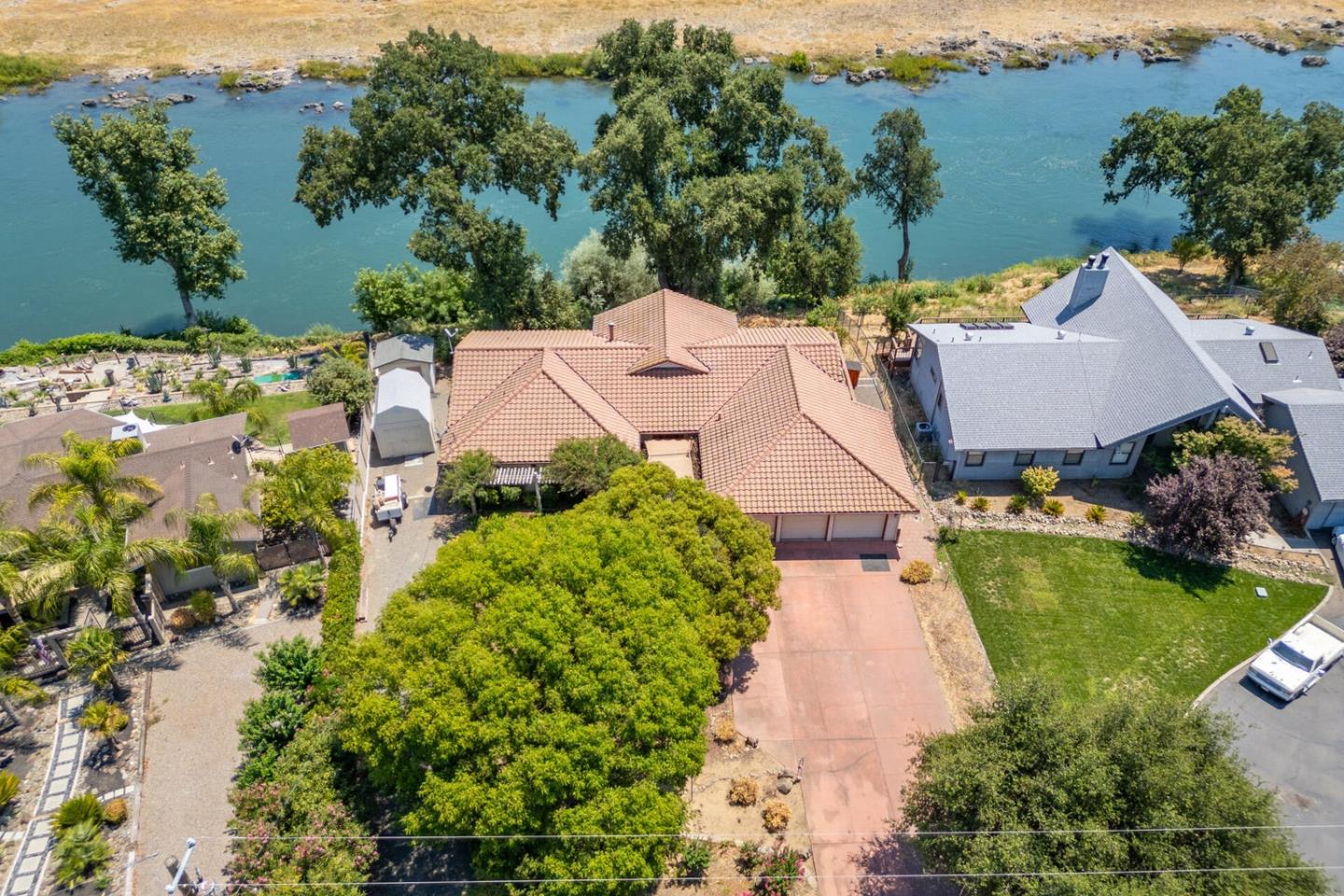 an aerial view of a house with yard swimming pool and outdoor seating