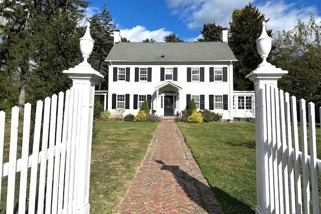 View of front of property featuring a front yard