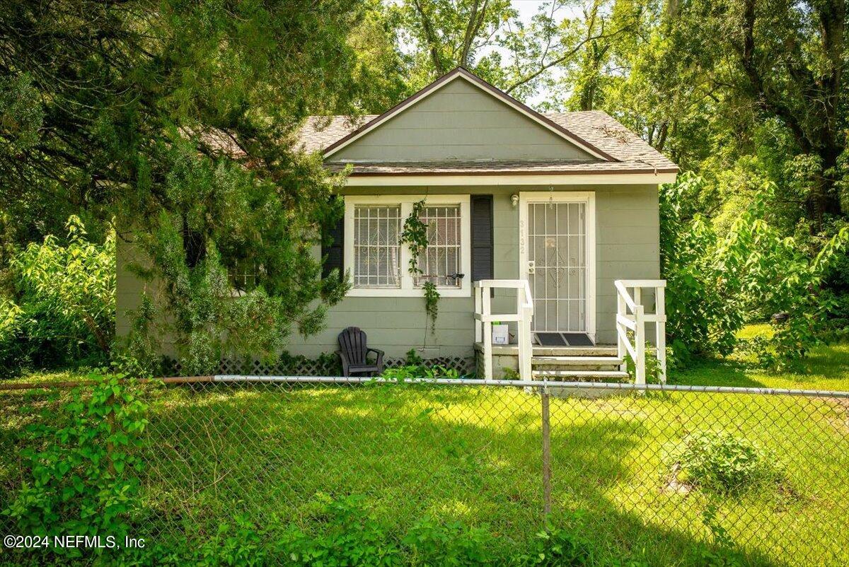 a view of a house with backyard