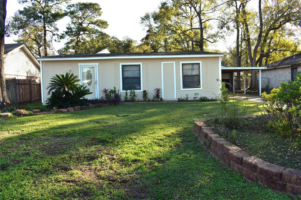 a view of a house with a yard and plants