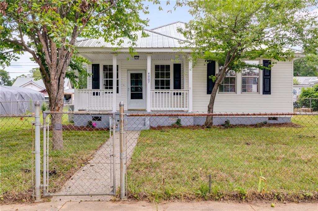 a view of a house with backyard