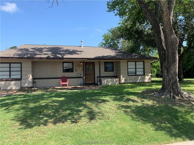 $268,000 | 1200 Briar Cliff Drive | Bryan