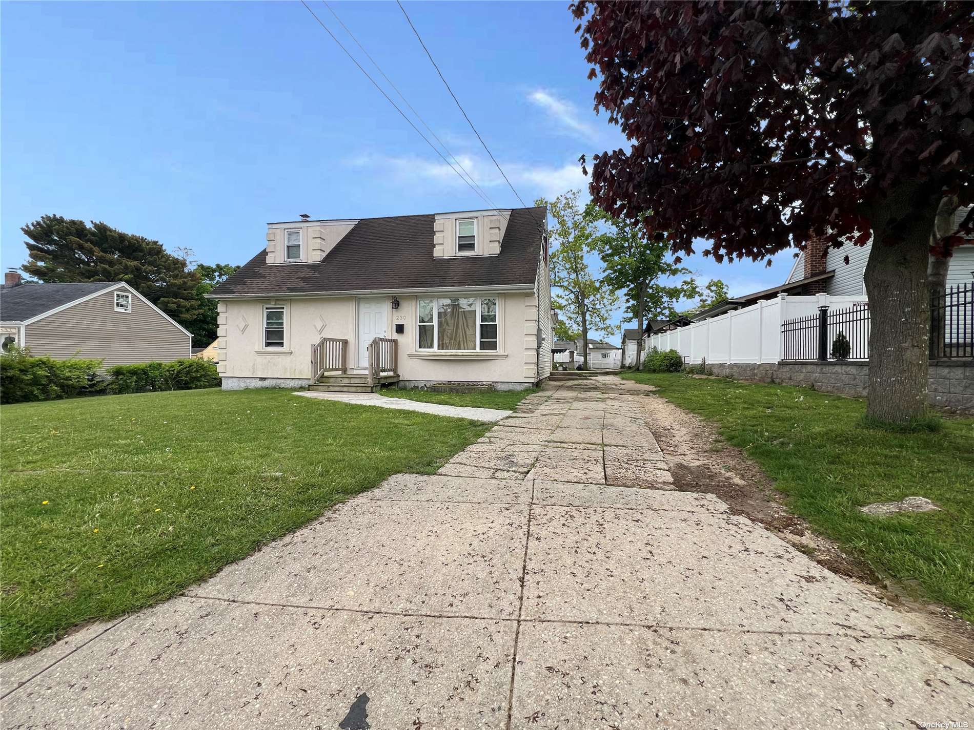 a view of house with garden