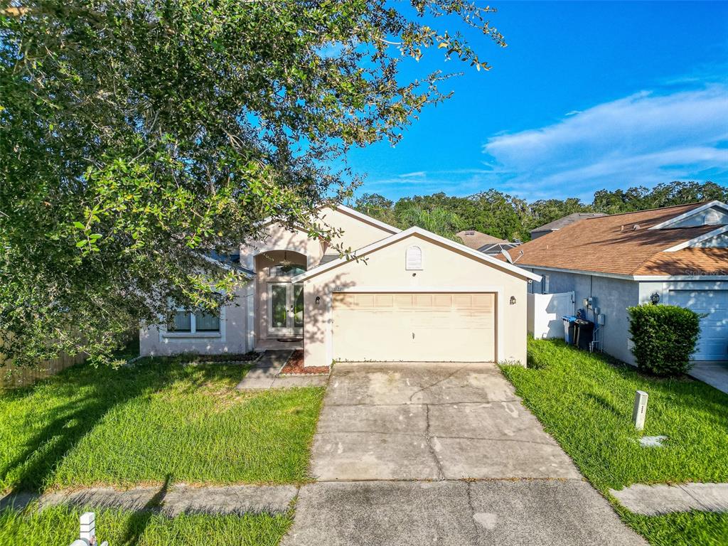 a view of a house with a yard