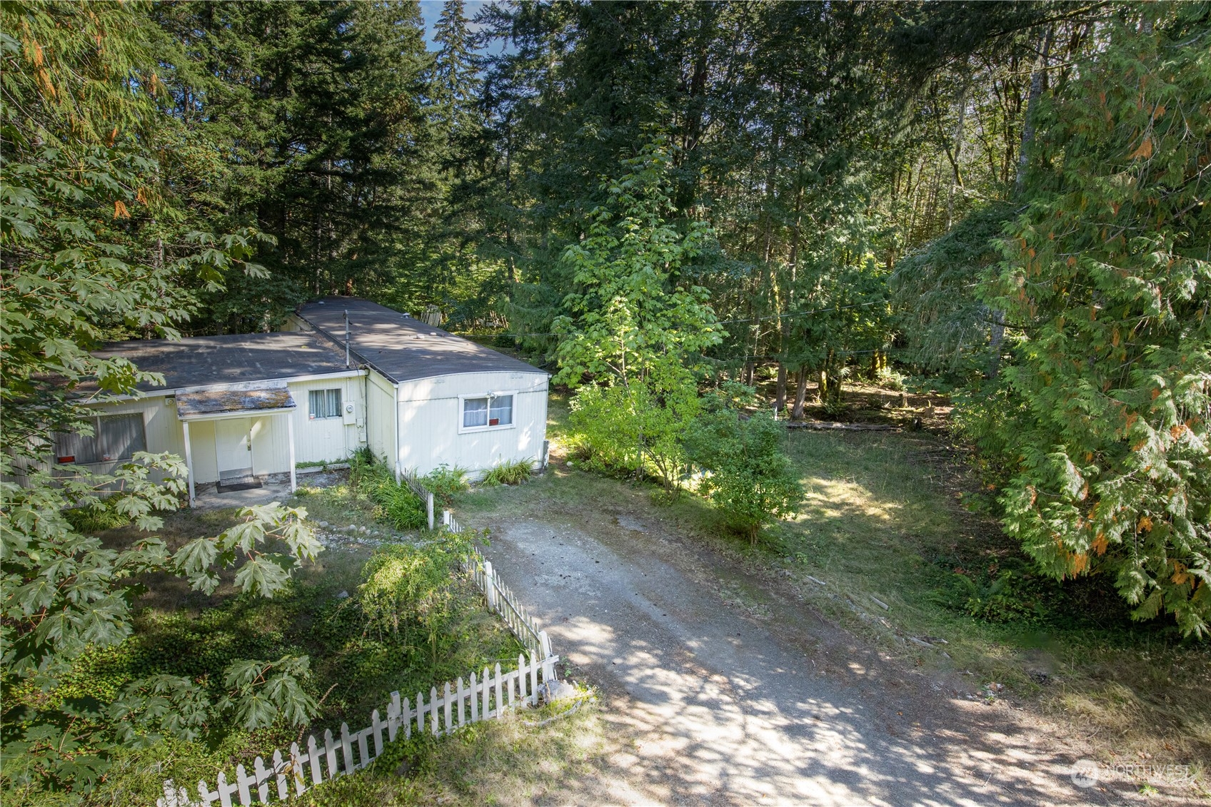 a view of a back yard