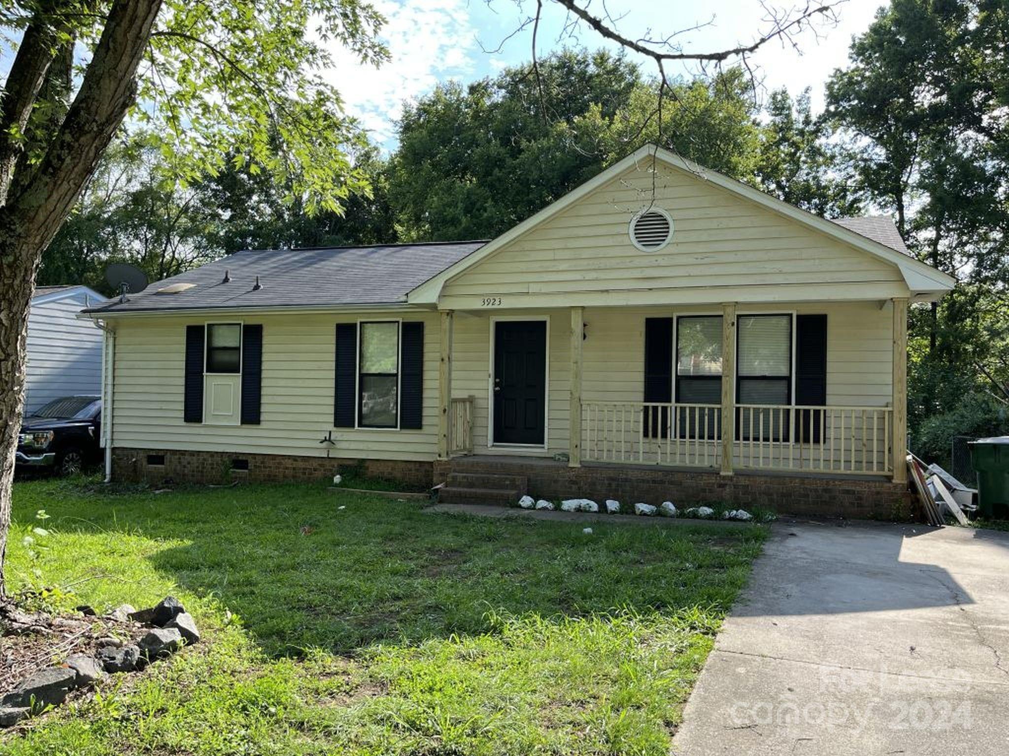 a view of a house with a yard