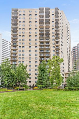 $2,200 | 1225 Lasalle Avenue, Unit 602 | 1200 on the Mall