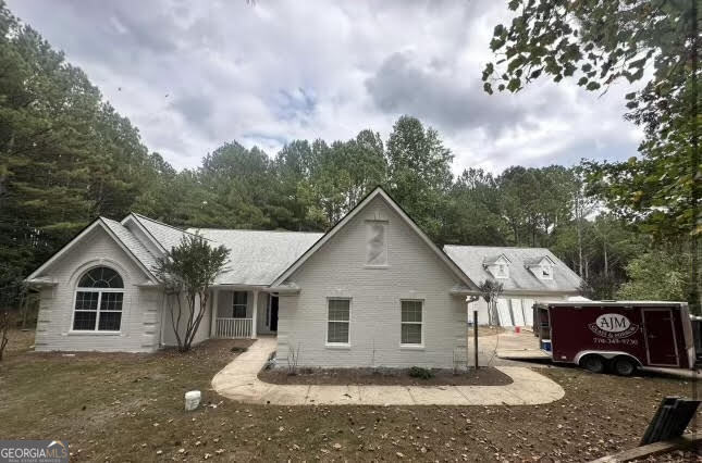 a view of a house with a yard