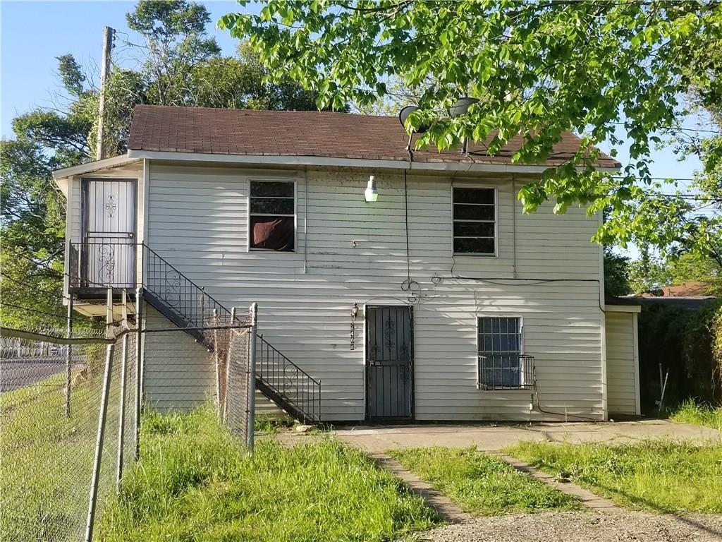 a view of a backyard of the house