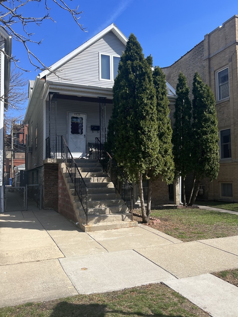 a view of a house with backyard