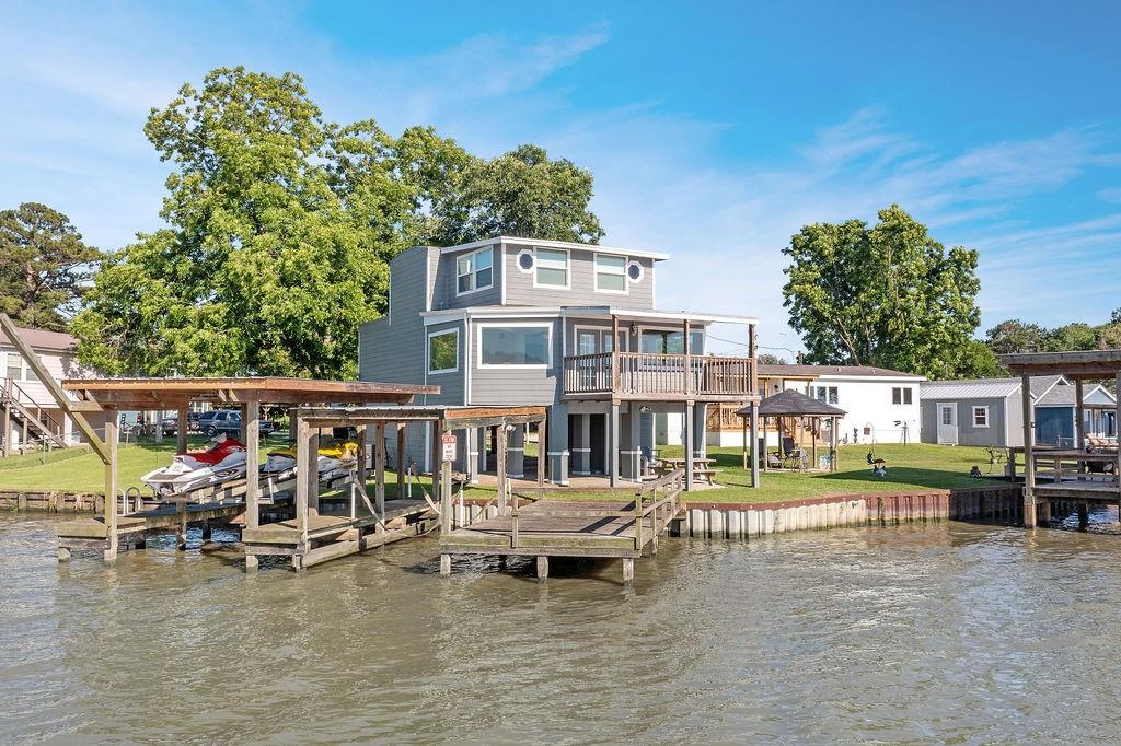 a view of a lake with house