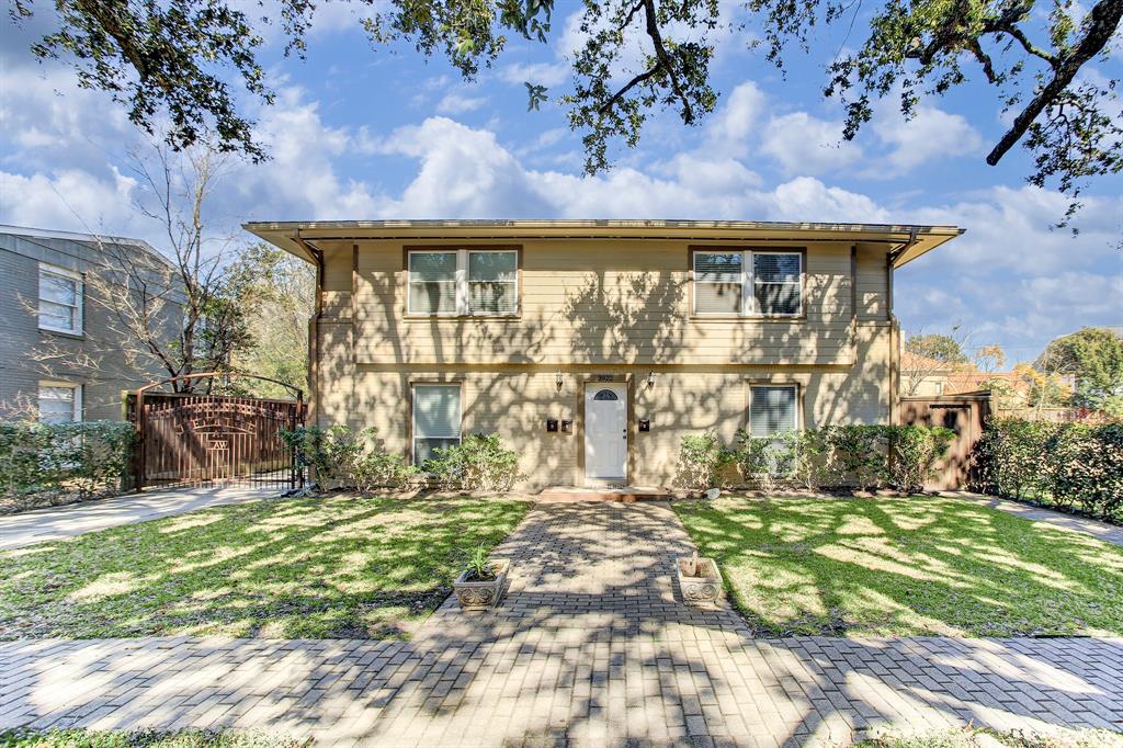 Energy efficient 1/1 with beautiful mature oak trees providing lots of shade