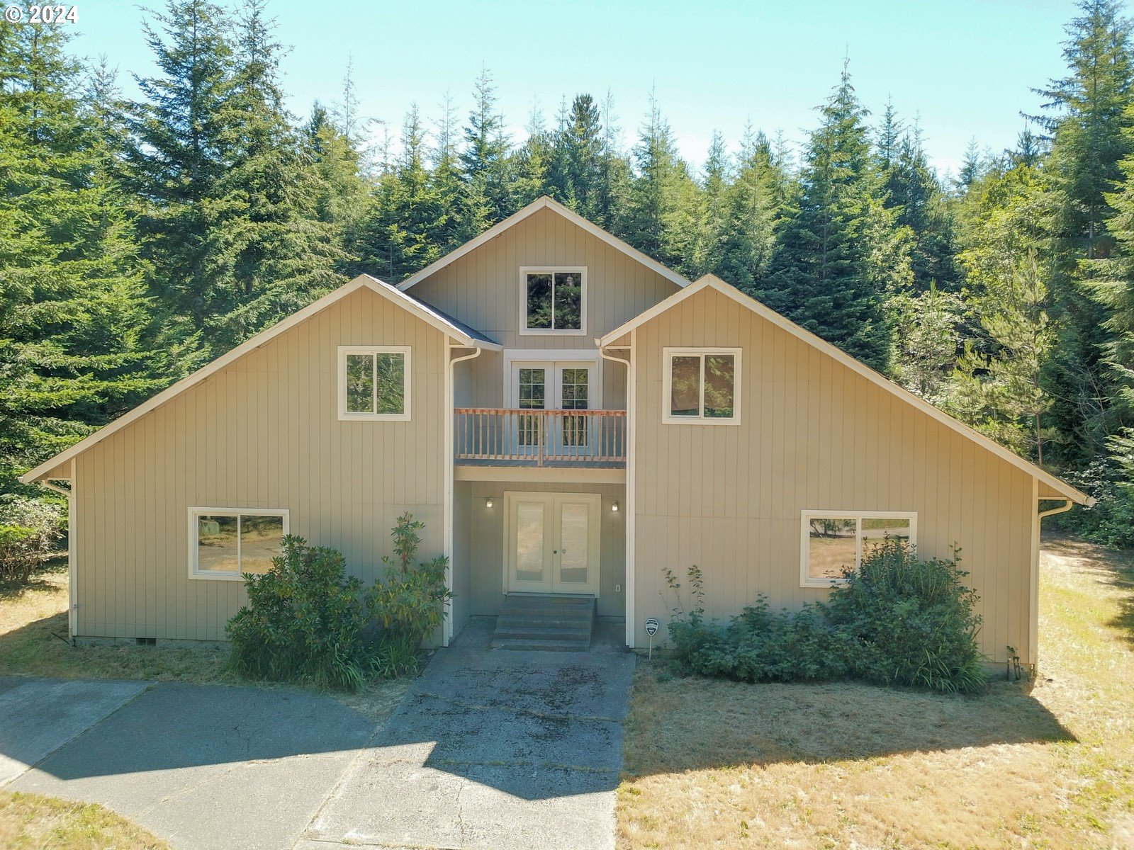 a view of a house with backyard