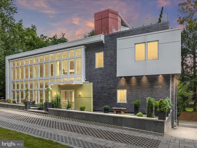 $2,650,000 | 6304 Old Dominion Drive | McLean