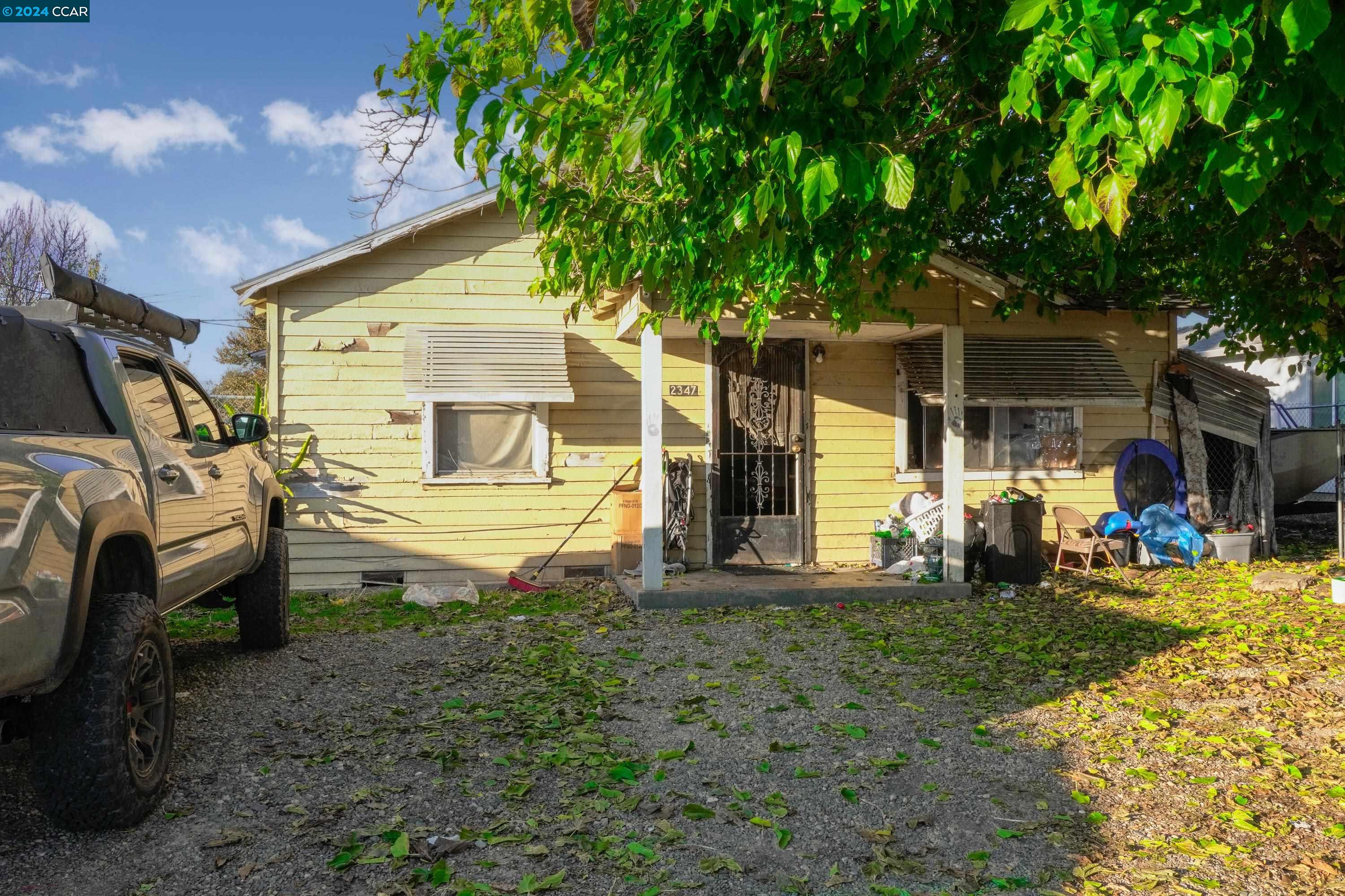 a view of a house with backyard