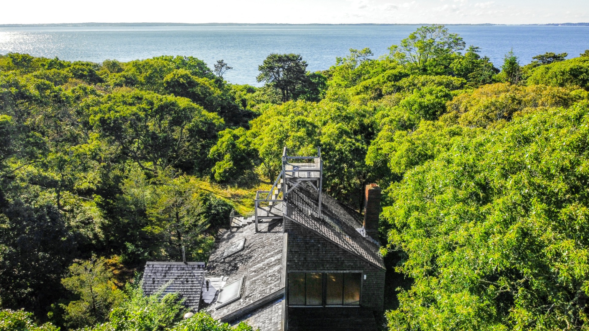 a view of a houses with a yard