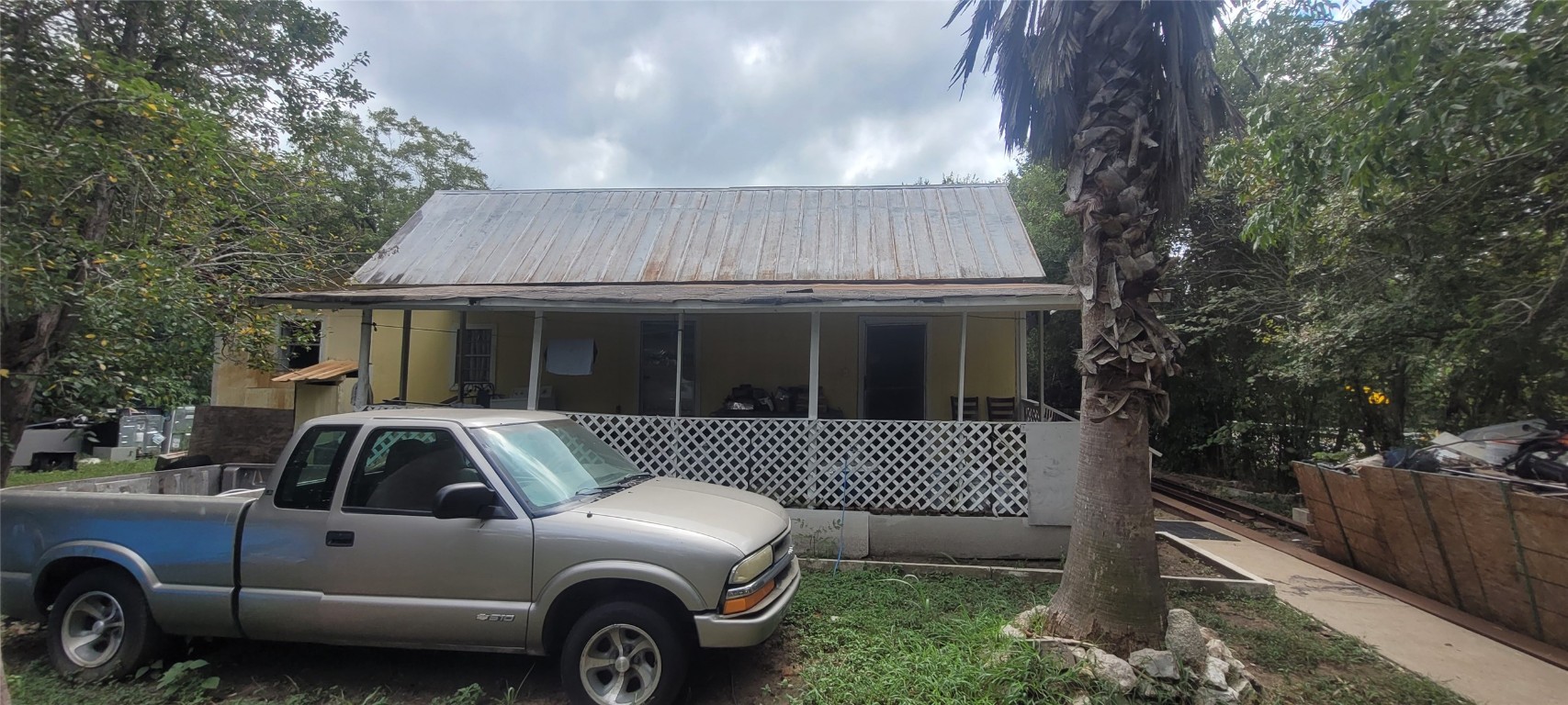 a view of a car in front of house