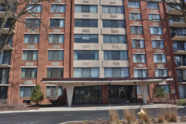 $255,000 | 2000 St Regis Drive, Unit 7J | Lombard