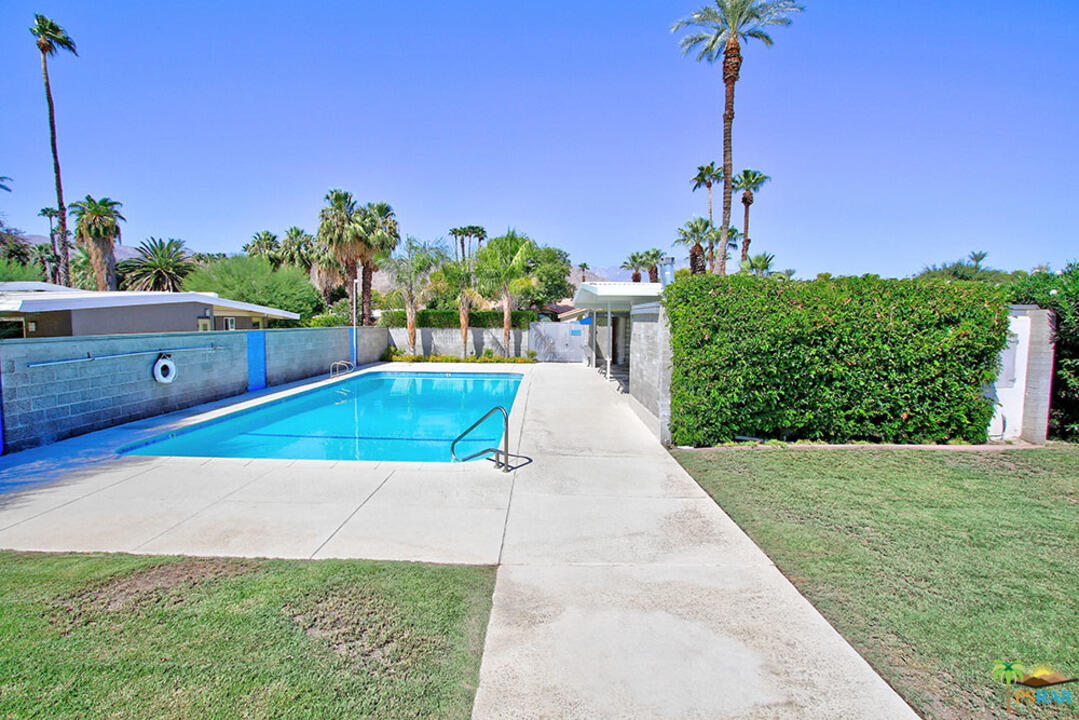 a view of a backyard