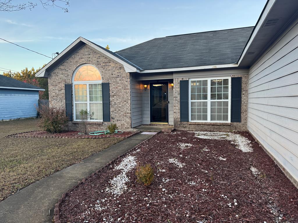 a view of a house with a yard