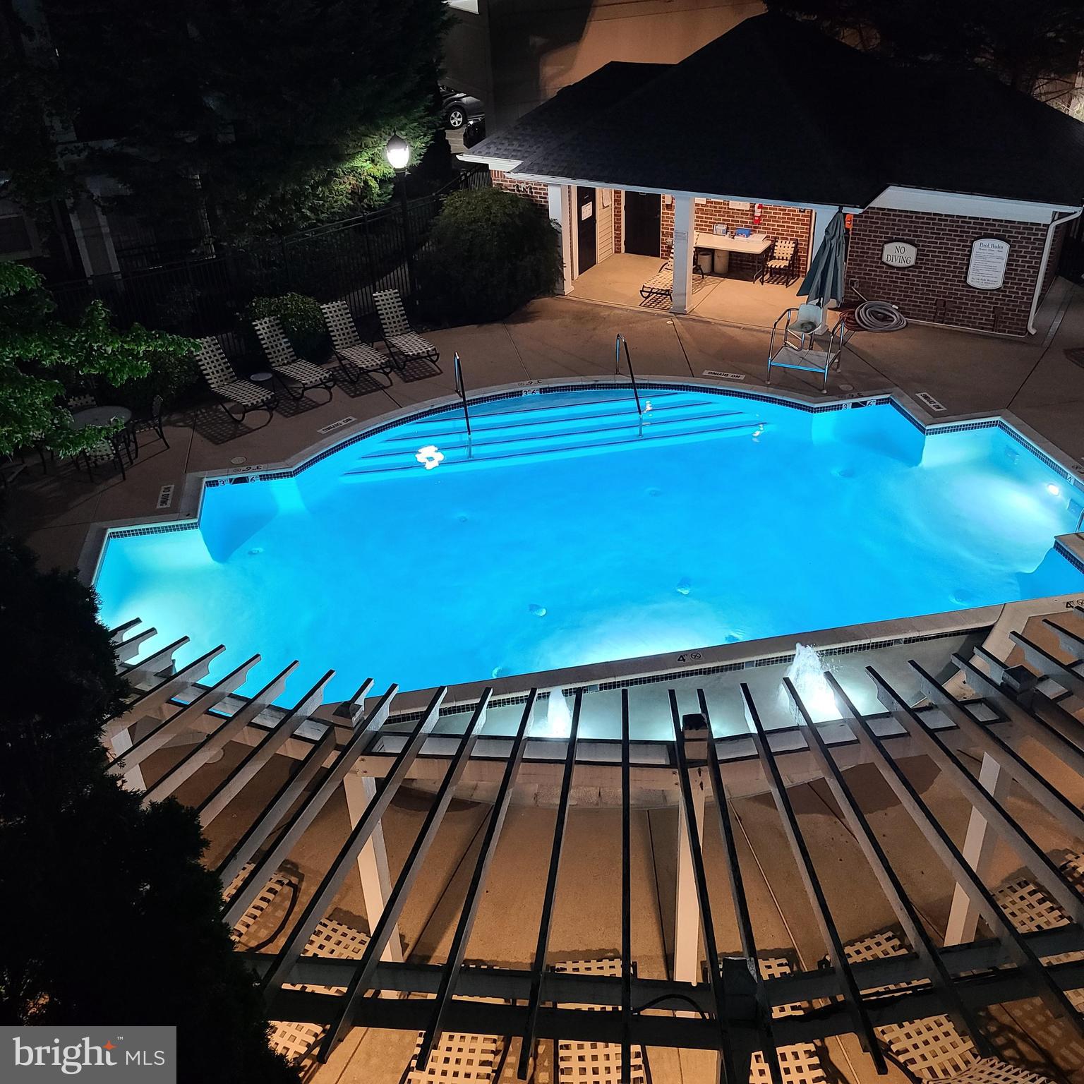 a view of a swimming pool with seating space