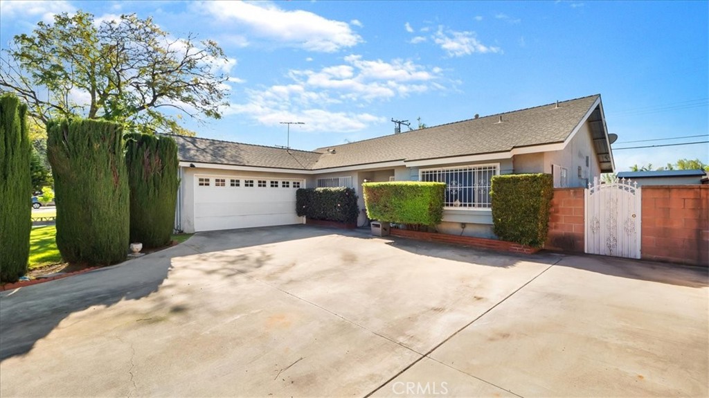 a view of a back yard of the house