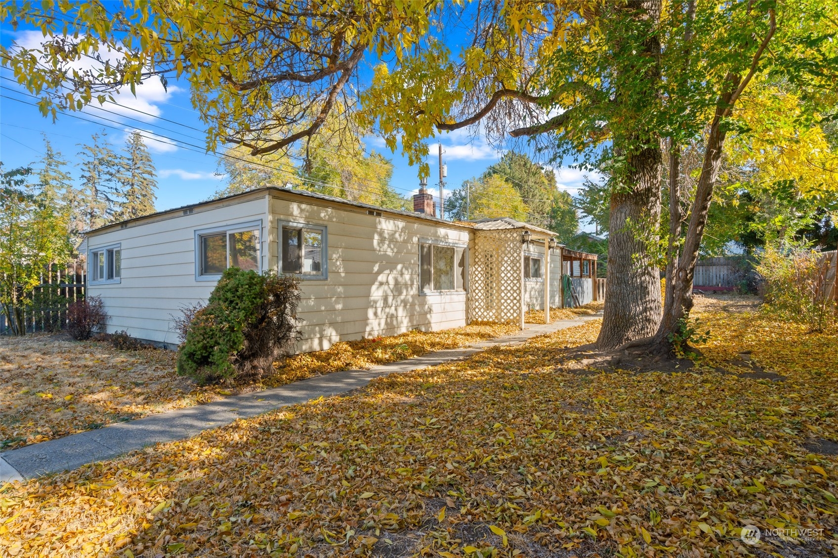 a view of a house with a yard