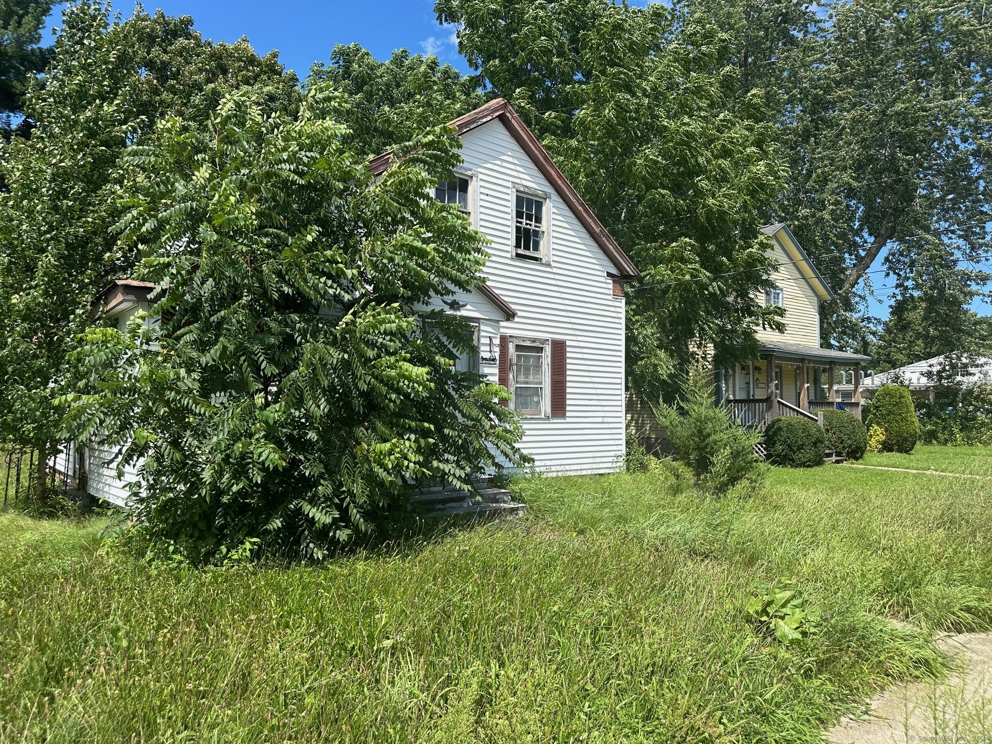 a view of a house with backyard and garden