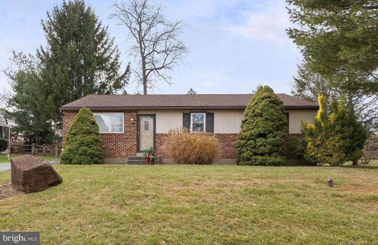 a view of a house with backyard and garden