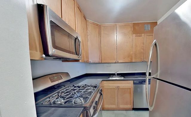 $3,150 | 350 West 51st Street, Unit 5A | Hell's Kitchen