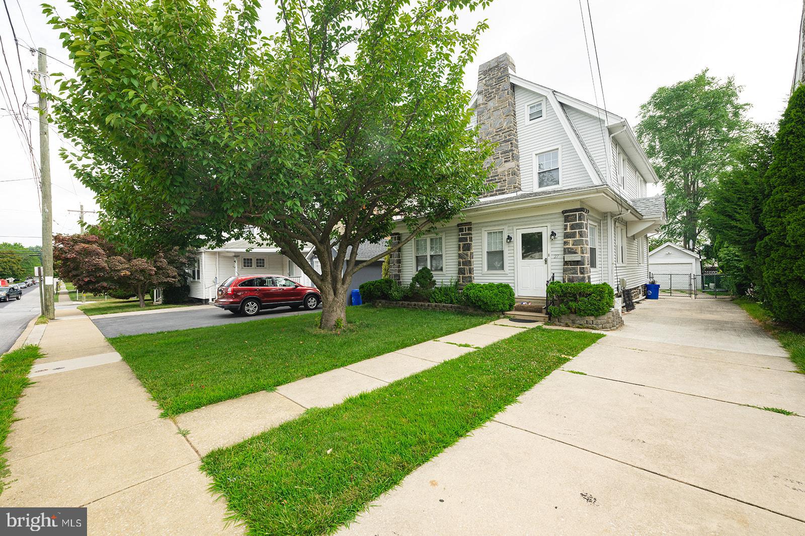 a view of a house with a yard