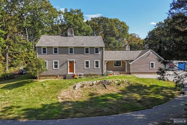 Today's featured LUXURY LISTING - Kinnelon, NJ! 🏡 3 Bayberry Drive 🏡 List  Price: $1,100,000 Walkthrough this Private Oasis situated on beautiful  corner lot. Join Me for a tour at our first