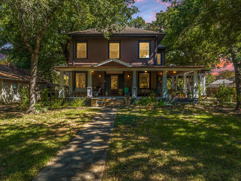 a front view of house with yard